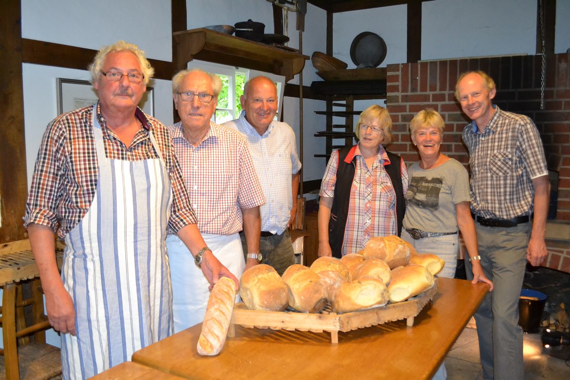 Die Brotbäcker im Backhaus auf dem Kirchenfest in Rinkerode 2015